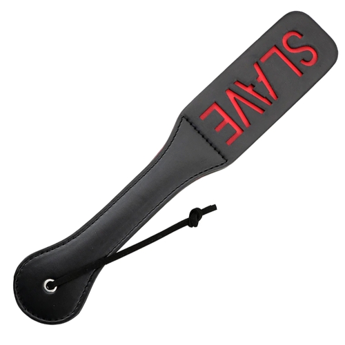 BDSM kožená plácačka, černá barva a červený nápis SLAVE