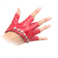 Červené kožené rukavice bez prstů, cvoky